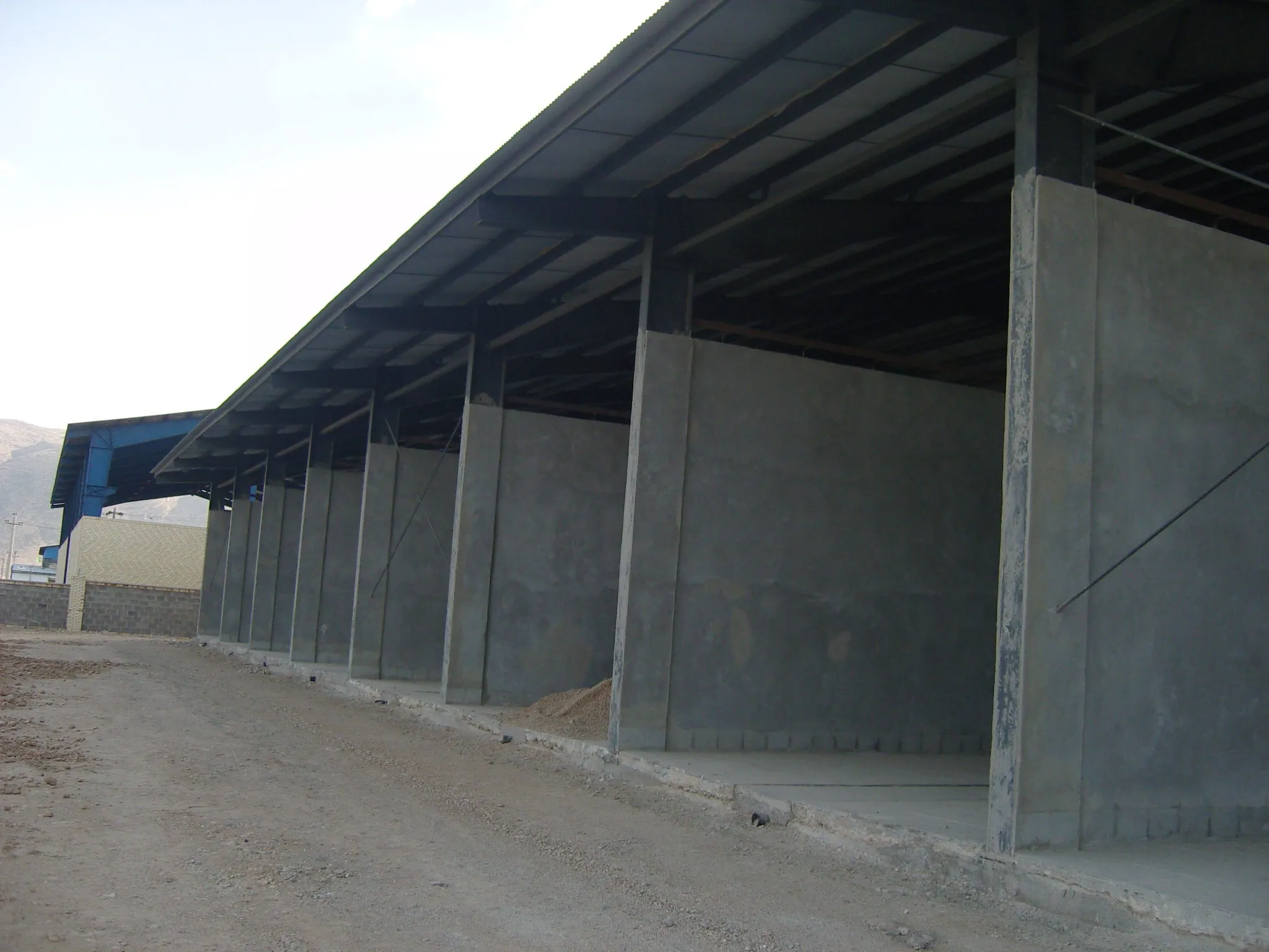 Aluminium shelving in Sadaf grow rooms — portrait view