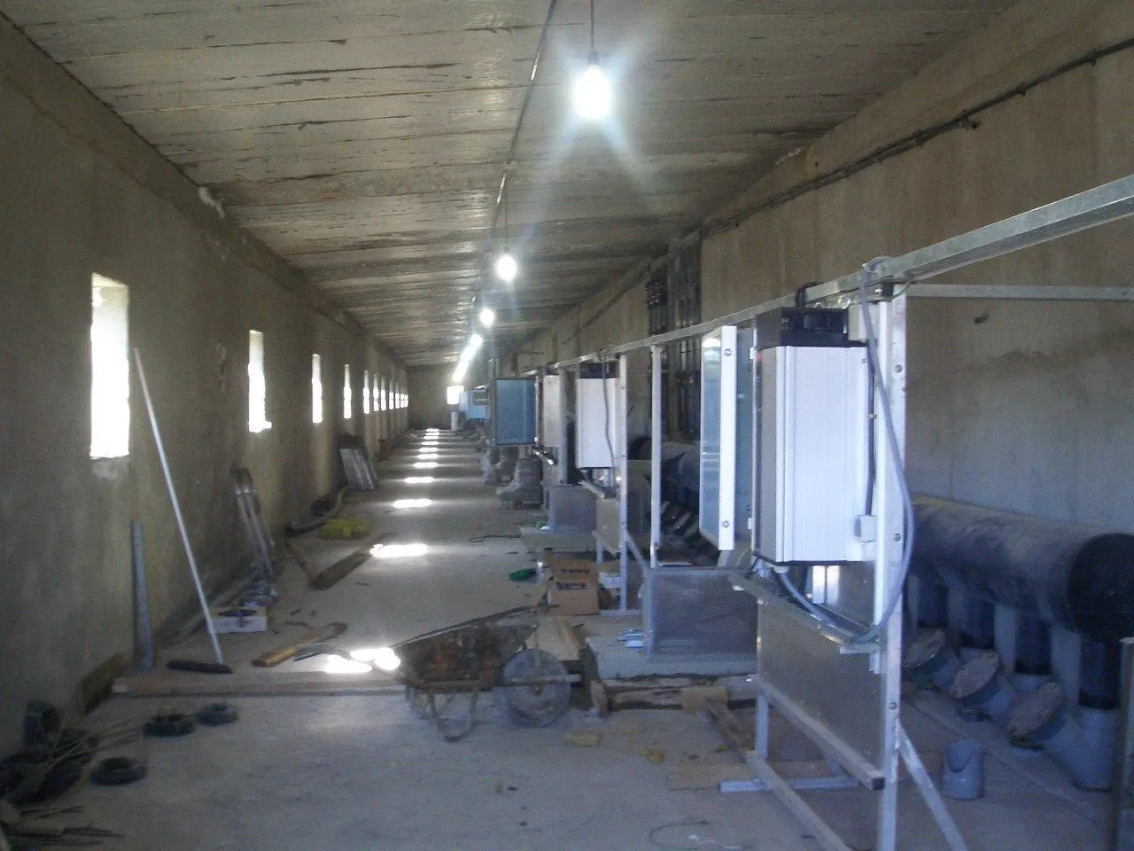 Parsspawn growing racks — wide view across the hall
