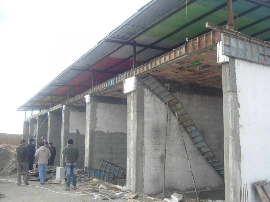 Parsspawn growing racks — wide view across the hall