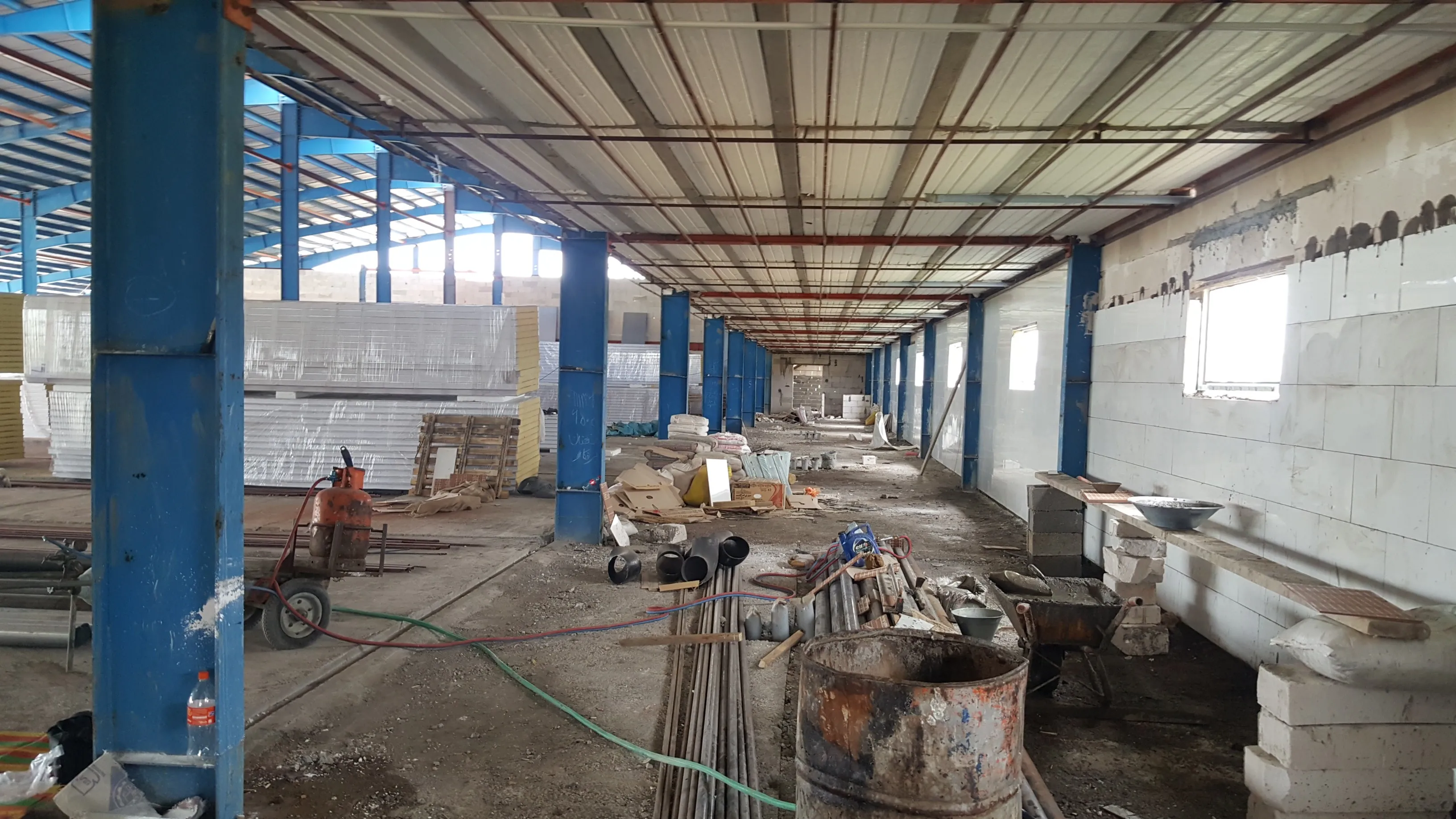 Parsspawn growing racks — wide view across the hall